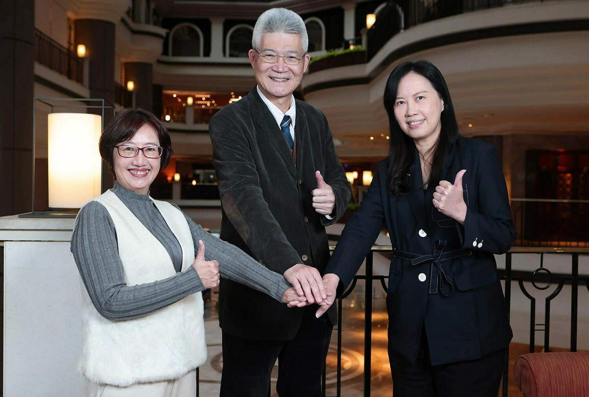 右起公視總經理徐秋華、董事長胡元輝、副總經理謝玒玲。 圖：公共電視提供