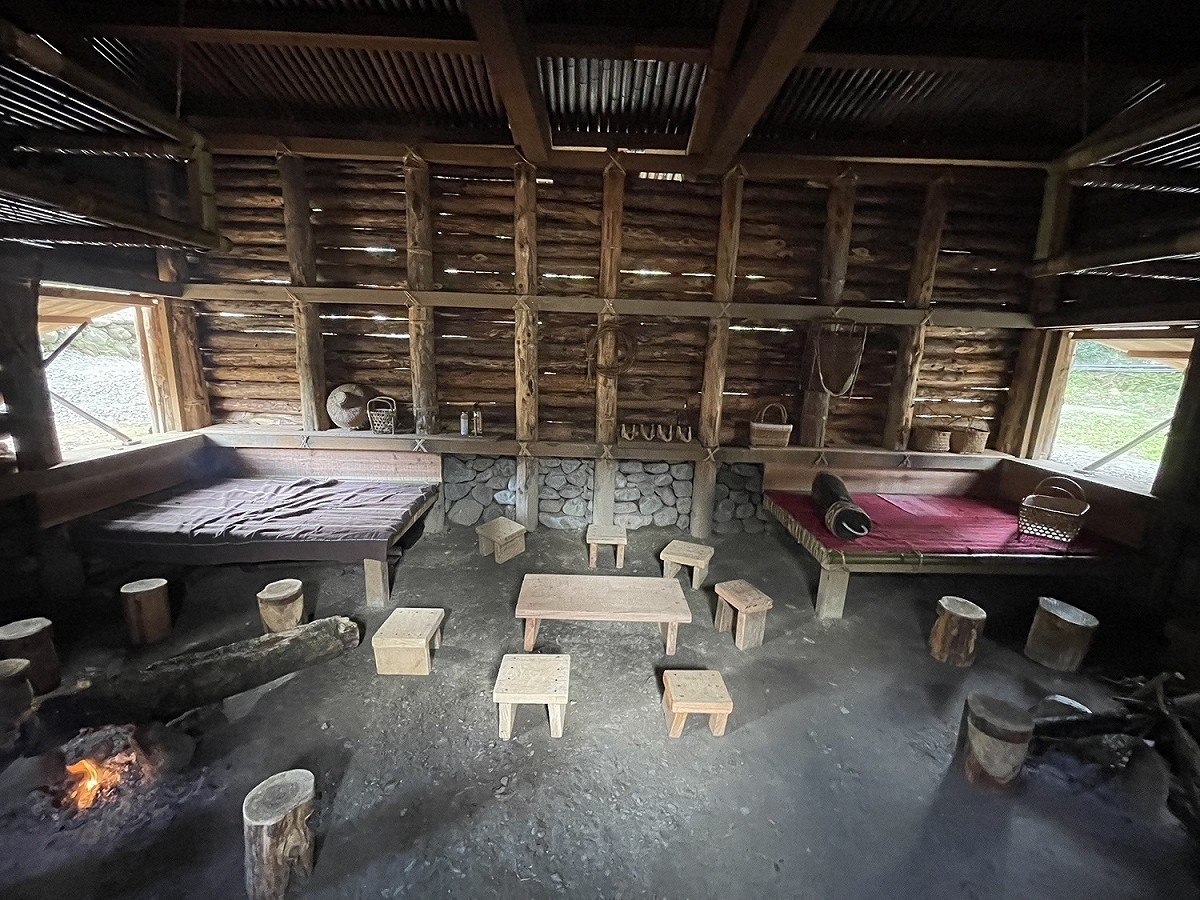 新北第一座泰雅原民家屋－德拉楠泰雅家屋內部有竹木床、三灶石等傳統擺設（資料照）。 圖：新北市教育局提供
