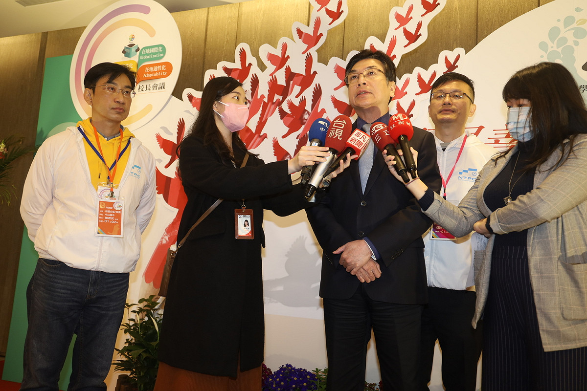 劉和然（中）接受媒體聯訪，說明新北市攜手頂大發布2030在地就學白皮書。 圖：新北市教育局提供