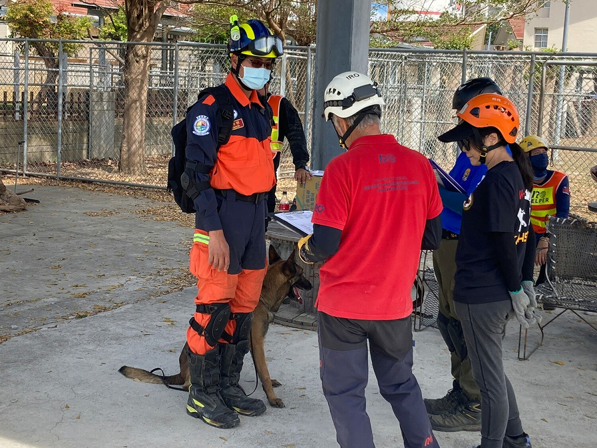 目前新北市搜救犬共計10隻，其中已通過國際IRO評量檢測之搜救犬合計7隻（高級3隻、中級4隻）；另有2隻路徑培訓犬、1隻瓦礫培訓犬，也希望在培訓後能夠順利投入災害的搜救工作。 圖：新北市消防局提供