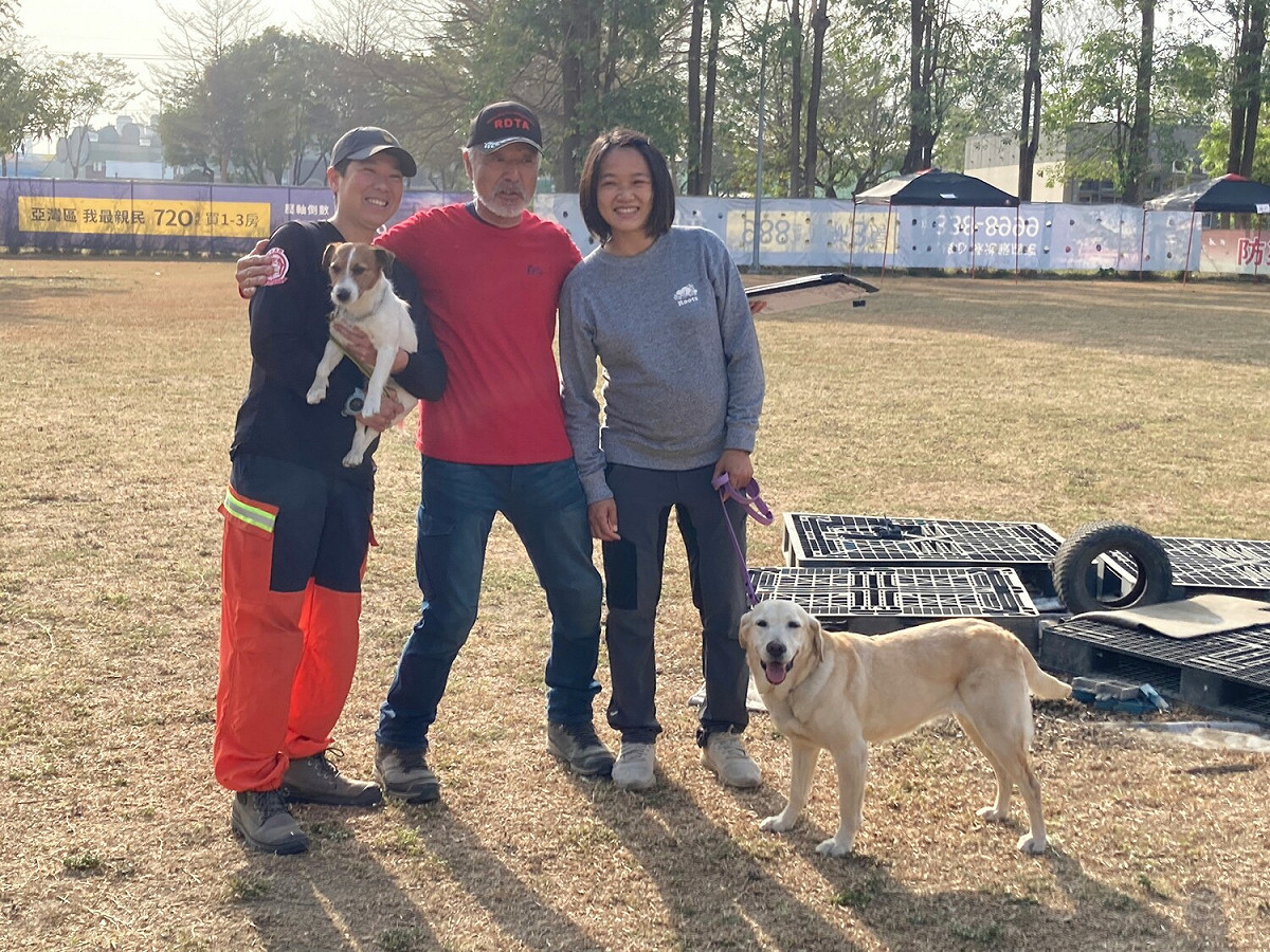 。＼由領犬員羅浩芳帶領Hulk、吳惟逸帶領Aqua此次順利通過RHT-A（中級）認證，將有效提升災害搜救犬執行國內、外重大災害的搜救能力。 圖：新北市消防局提供