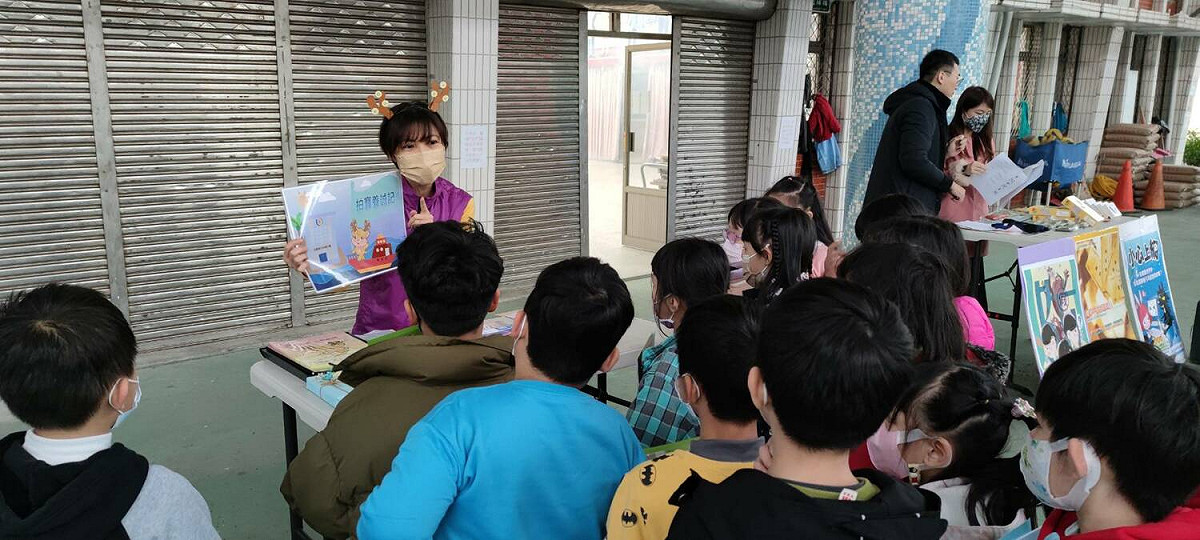 為有效傳遞誠信、廉潔及法治等正確觀念，消防局政風室藉由生動活潑之闖關遊戲，與學童近距離互動。 圖：新北市消防局提供