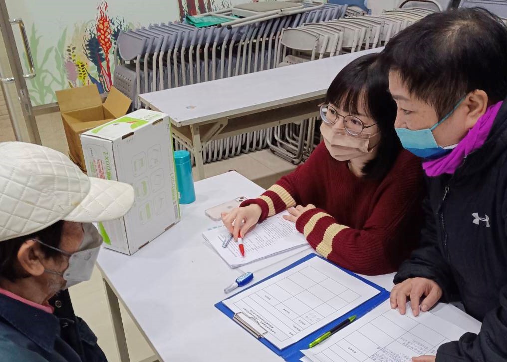 社工提供租期屆滿戶社會住宅、包租代管、租屋補貼申請等資訊，並協助媒合就業及民間資源。 圖：新北市原民局提供