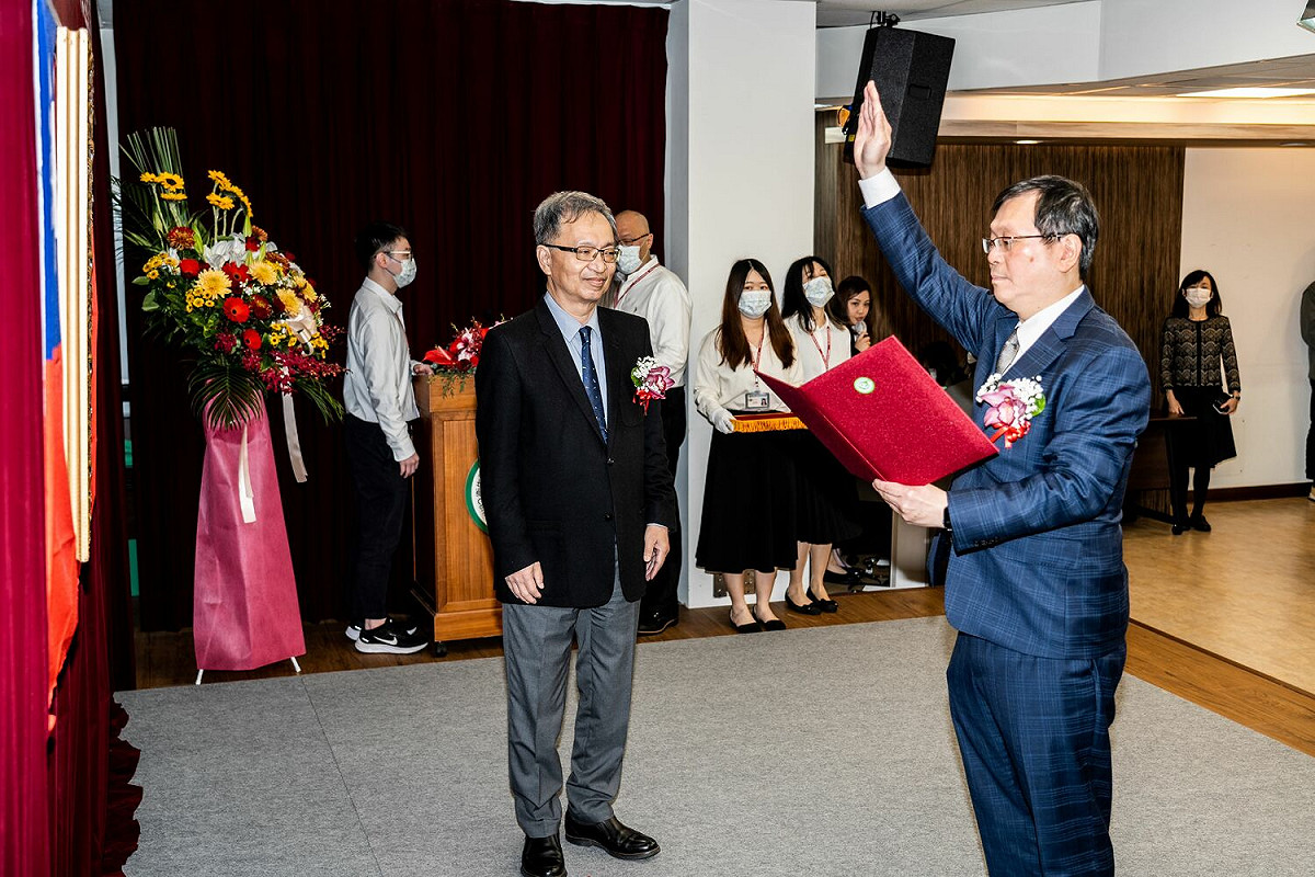 衛生福利部疾病管制署於今(22)今舉辦卸任、新任署長交接暨宣誓典禮，新任署長由該署現任副署長莊人祥升任，典禮衛生福利部薛瑞元部長主持，氣氛輕鬆。 圖：疾管署／提供