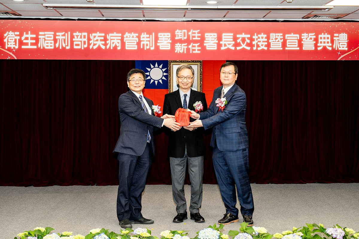 衛生福利部疾病管制署於今(22)今舉辦卸任、新任署長交接暨宣誓典禮，新任署長由該署現任副署長莊人祥升任，典禮衛生福利部薛瑞元部長主持，氣氛輕鬆。 圖：疾管署／提供