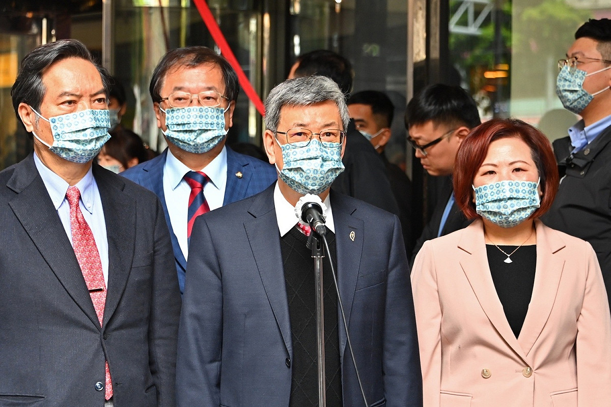 行政院長陳建仁今（22）天上午出席「勞動部喬遷典禮」前接受媒體聯訪。 圖：行政院提供