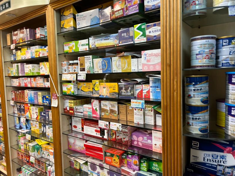 健保署今年預計調降81.8億健保藥預算，對前線藥局和民眾而言，持續已久的缺藥潮無疑是雪上加霜。 圖／記者張志浩攝