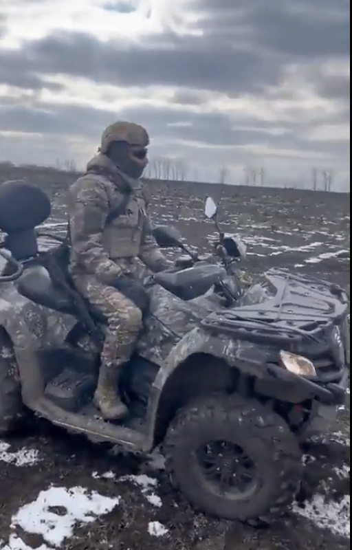 烏軍士兵使用小編隊車輛進行移動。 圖：翻攝自推特影片