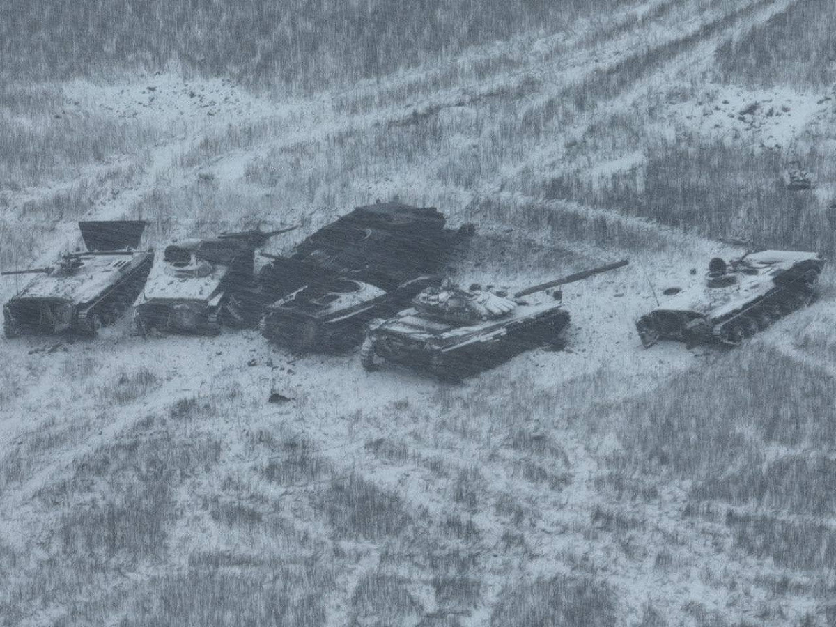 俄軍坦克遺落在雪地中。 圖：翻攝自推特（資料照）