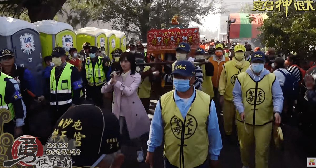 白沙屯拱天宮媽祖進香活動第六天時，安娜・李化身「轎班人員」親自扛轎。 圖：翻攝自YT／寶島神很大