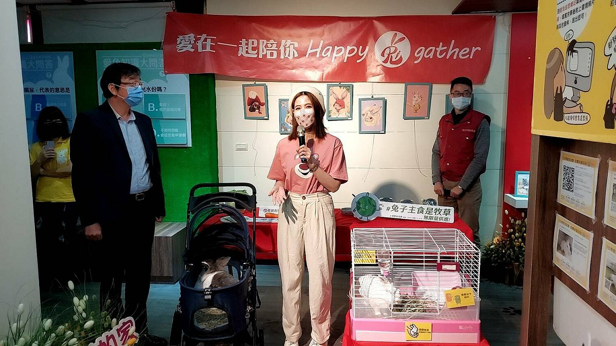 藝人蘿莉塔分享自身養兔經驗。 圖：新北市動保處提供
