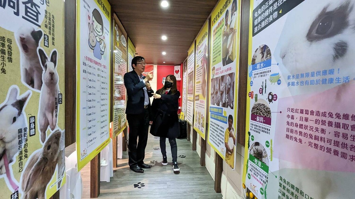 新北市農業局副局長諶錫輝解說兔子照護。 圖：新北市動保處提供