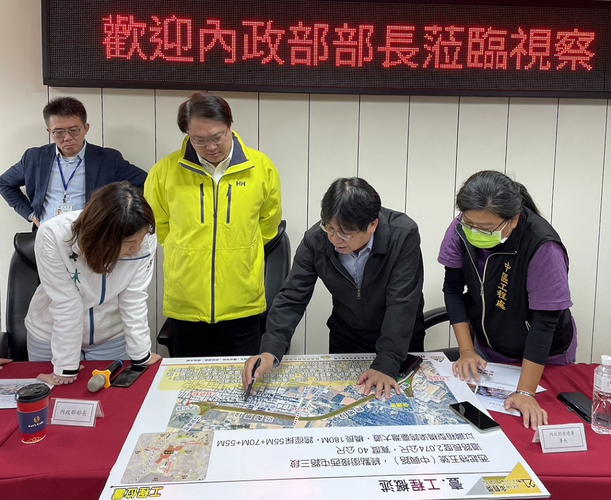 內政部長林右昌(右3)聽取營建署長吳欣修(右2)說明該工程路線規劃與執行進度。 圖：內政部提供