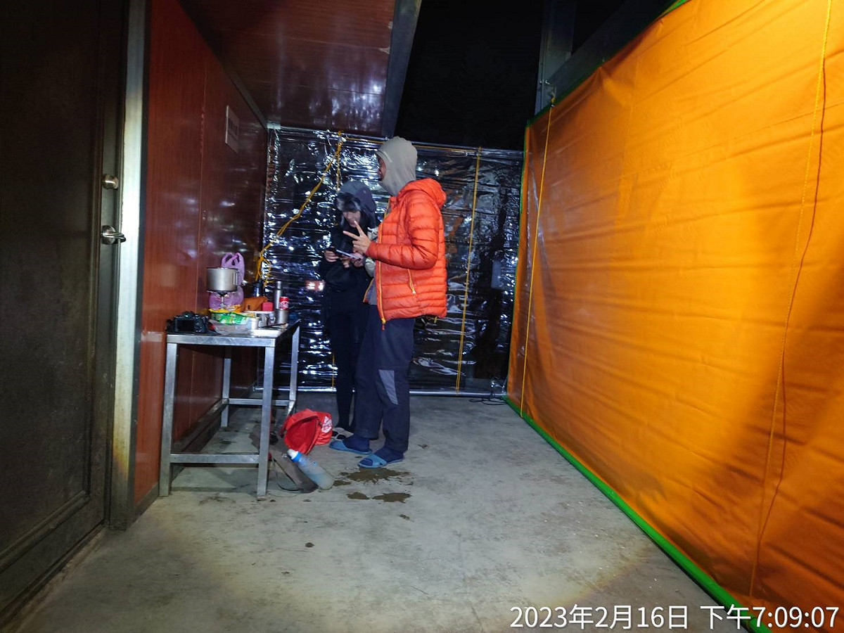 排雲山莊側邊樓梯下方有規劃煮水區，可提供山友簡易煮水以加熱在山下事先整備完成之食物。 圖：玉山國家公園管理處／提供