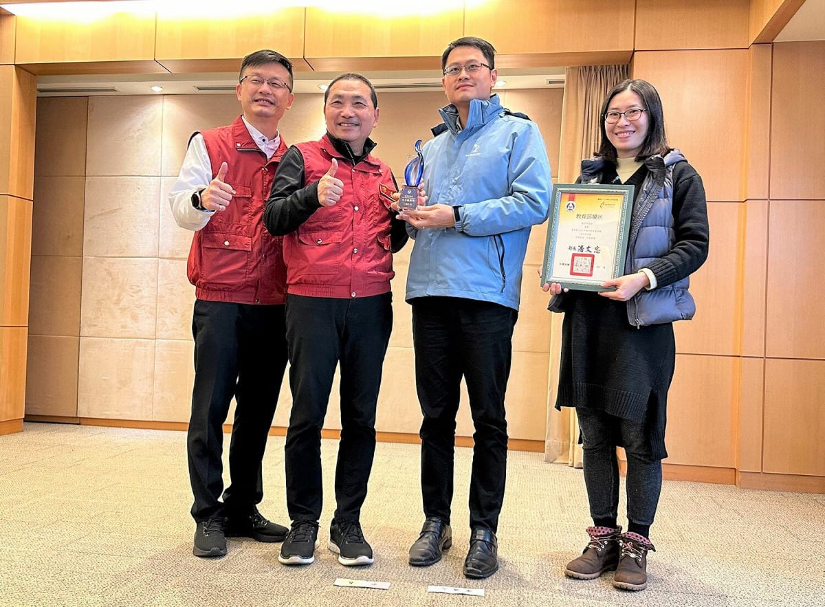 教育局今(22)於市政會議分享連三年榮獲海洋教育「地方政府獎」佳績，侯友宜（左2）以「海好有你」，鼓勵新北學子知海、親海、愛海。左1為教育局長張明文，右2為工環科長蘇柏宇。 圖：新北市教育局/提供