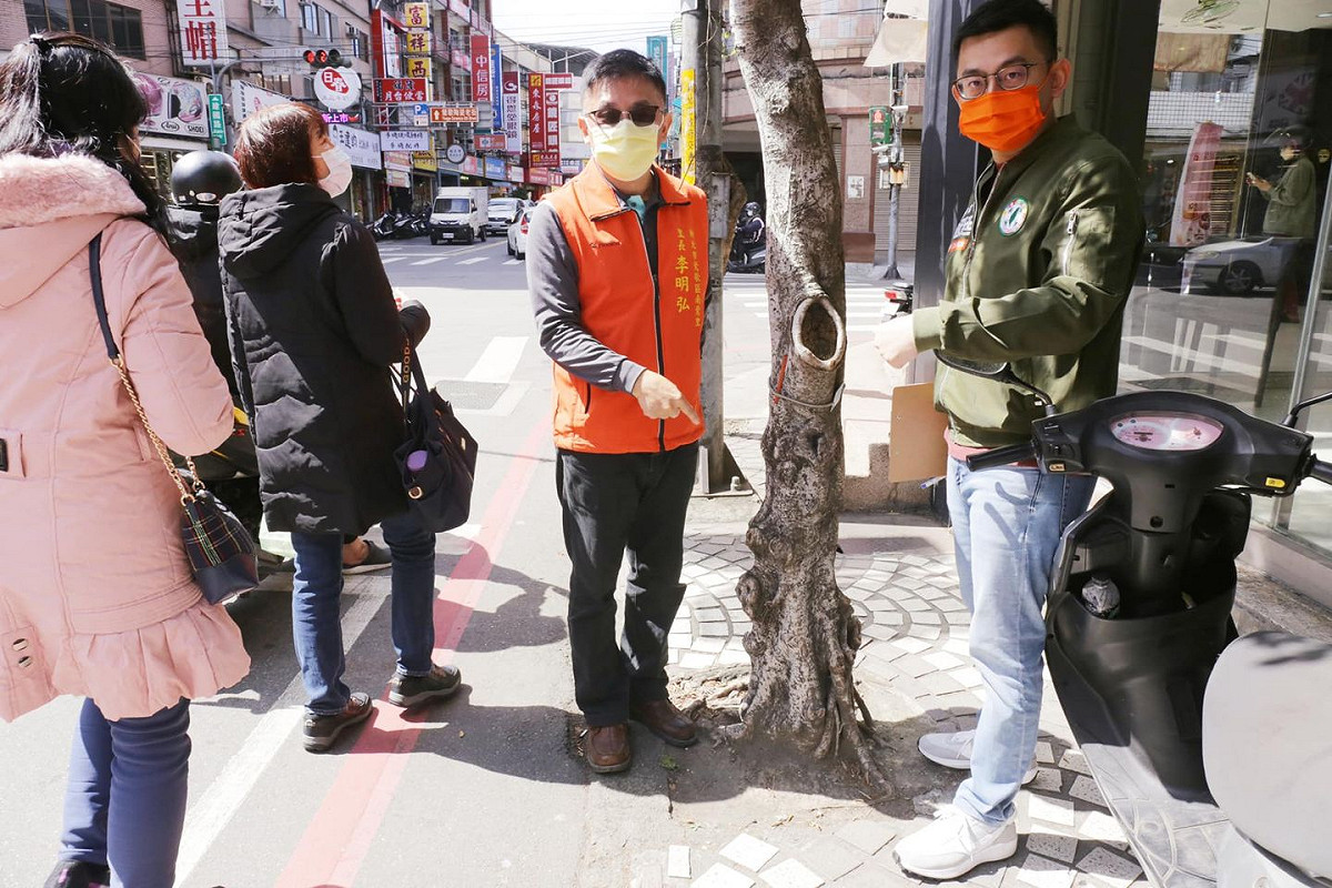 卓冠廷今日與南鶯里李明弘里長一同前往會勘，對於人行道上被樹木強佔，導致行走區域受限，呼籲新北市府正視「行人地獄」。 圖：翻攝自卓冠廷臉書