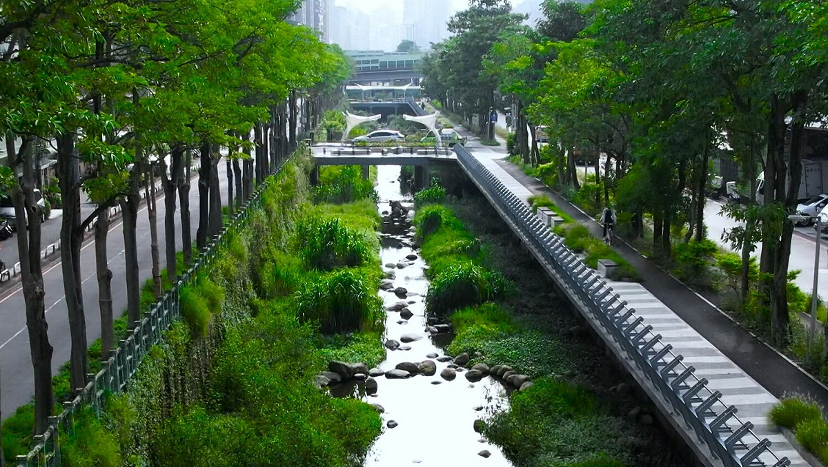 市區排水路藤寮坑溝經過整治，成為近自然河川示範區。 圖：新北市水利局提供