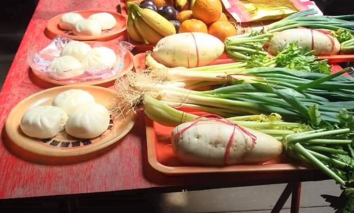 祭拜文昌帝君小撇步，芹菜象徵勤勞，青蔥代表聰明，菜頭代表好彩頭，包子代表包中。 圖：新北市文化局提供