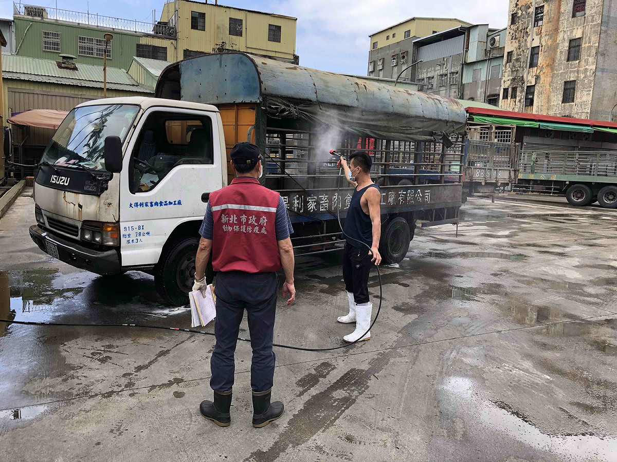 動保處派員至肉品市場清消車輛。 圖：新北市動保處提供