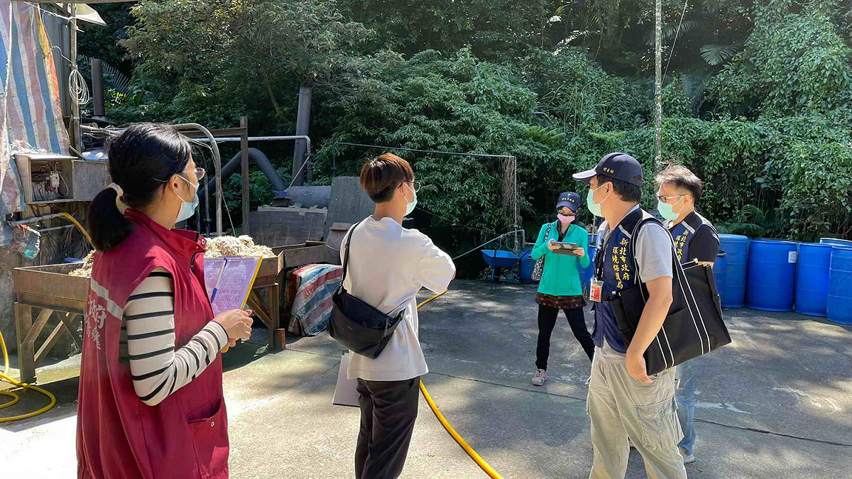 動保處人員聯合稽查養豬場。 圖：新北市動保處提供