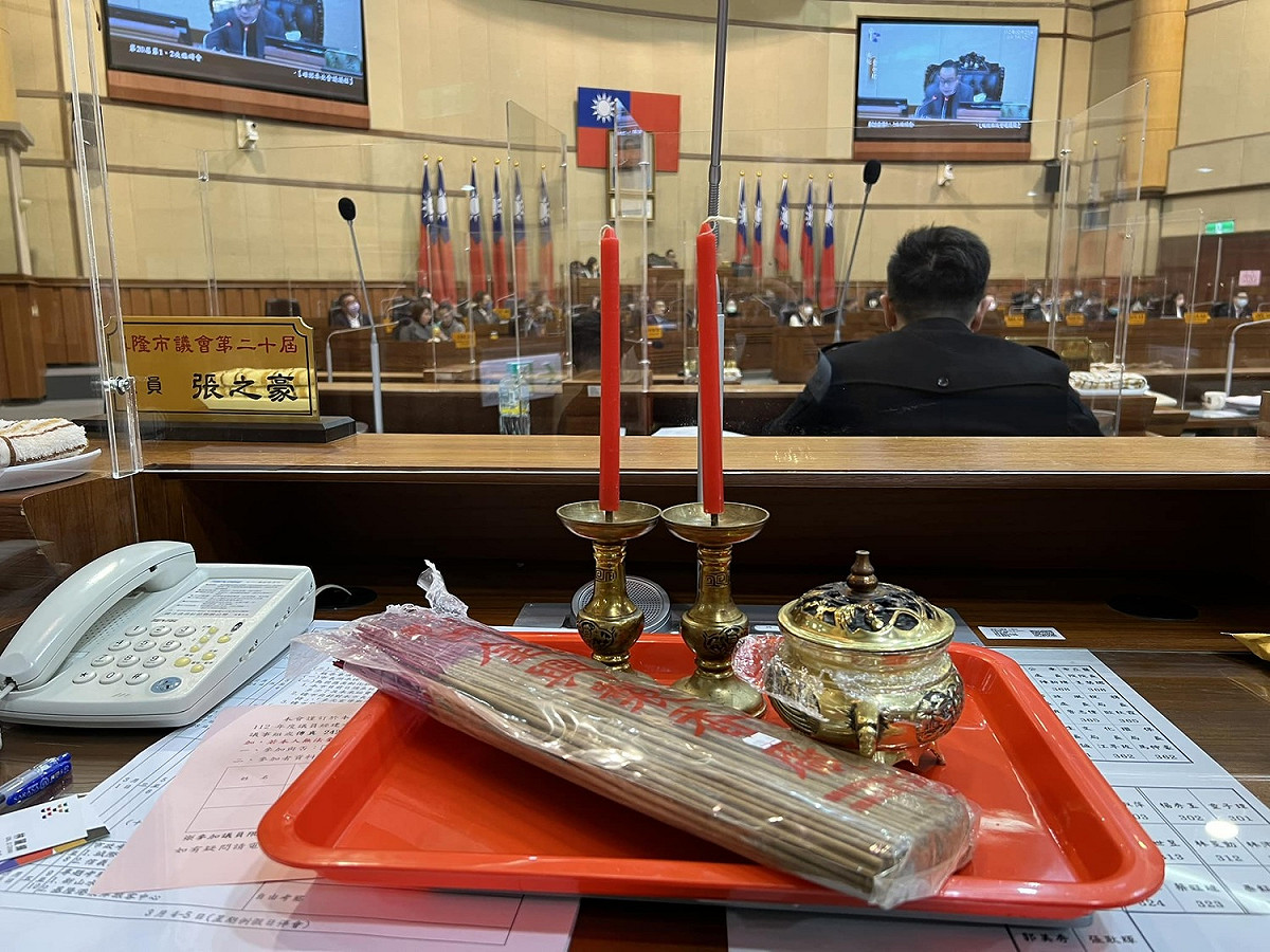 張之豪今日在基隆市議會準備香火、香爐，提出程序問題，要求議長帶領全體議員向天地眾生拜拜。 圖：翻攝自張之豪臉書