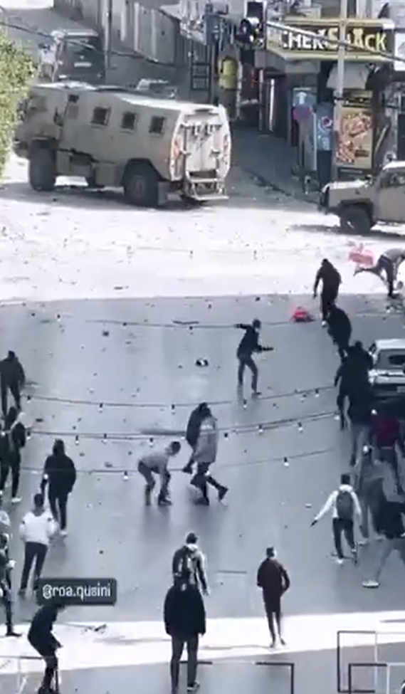巴勒斯坦武裝團體伊斯蘭聖戰組織(Islamic Jihad)說，他們在那不魯斯的兩位指揮官被以色列部隊包圍在一處房內，當地居民因此朝裝甲運兵車丟擲石塊。 圖: 翻攝自@ytirawi推特