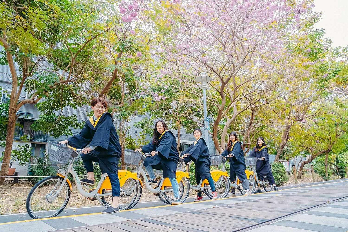 在嘉油鐵馬道騎YouBike是一種享受。 圖：嘉義市政府/提供