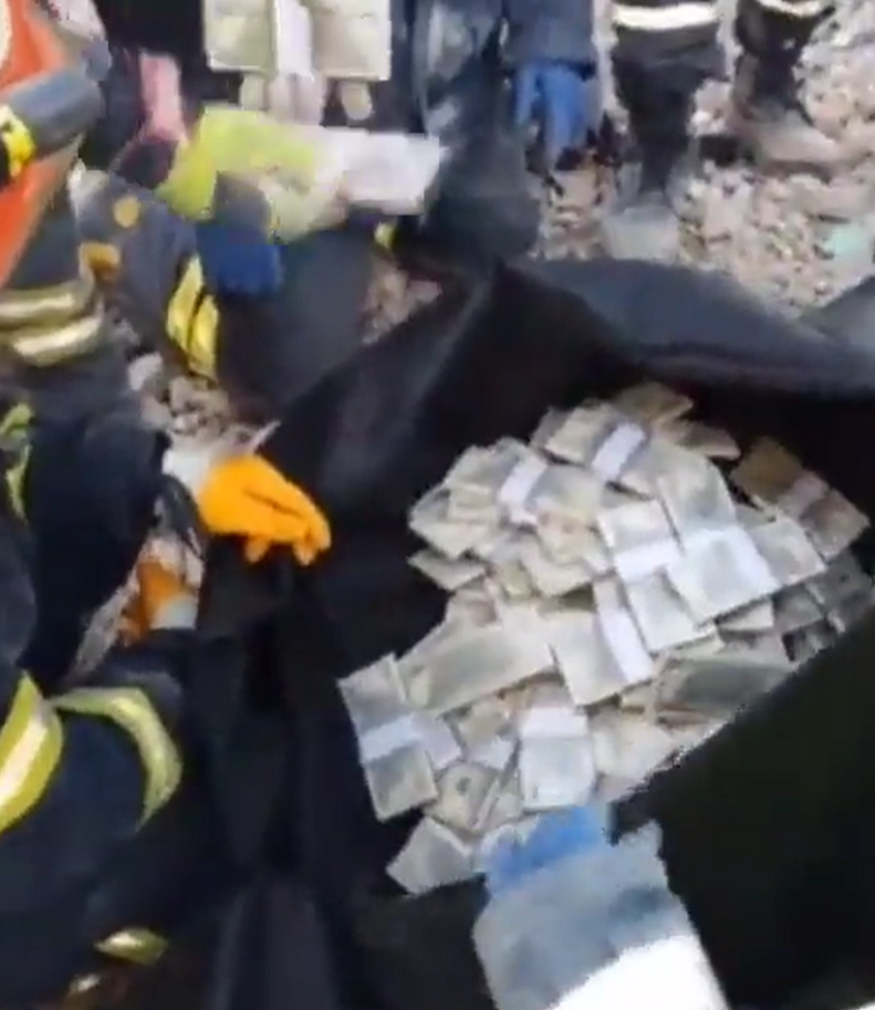 土耳其地震後，在南部地區的一處富商住所殘垣下發現大量美鈔。 圖:擷取自@journoturk推特畫面