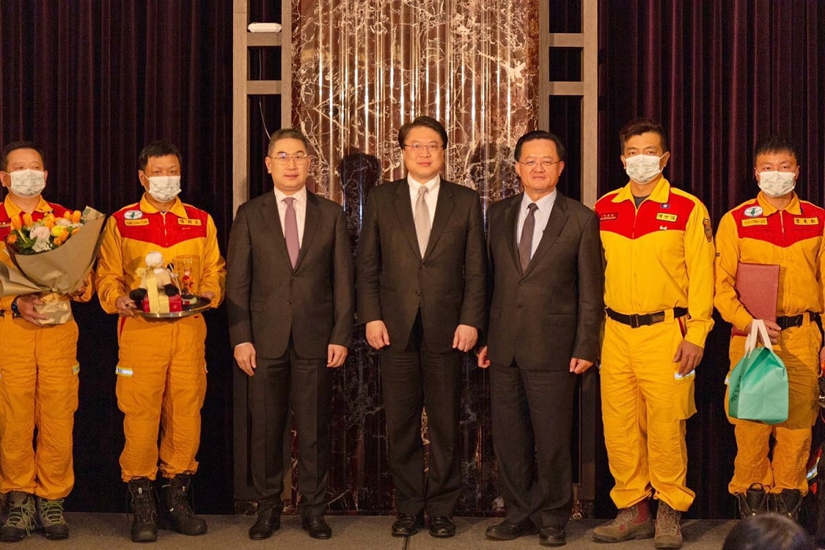 內政部長林右昌今（23）天設宴感謝台灣國際搜救隊，並與特搜隊人員合影。 圖：內政部提供