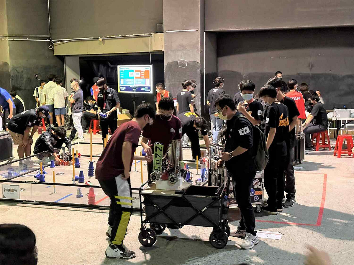 嘉義縣竹崎高中科技競賽團隊2022-2023 FIRST機器人大賽台灣選拔賽表現亮眼。 圖：嘉義縣政府/提供