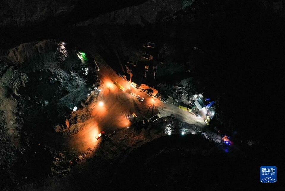 內蒙古22日發生煤礦坍塌，目前已有4人罹難49人失聯。 圖：翻攝自新華社