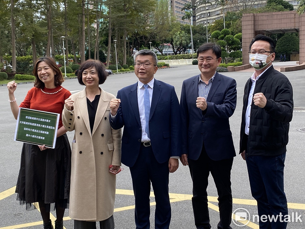 立法院副院長蔡其昌（中）今與民進黨立委林靜儀（左1）、何欣純（左2）、無黨籍立委黃國書（右2）、民進黨立委莊競程（右1）前往拜會行政院長陳建仁。 圖：周煊惠 / 攝
