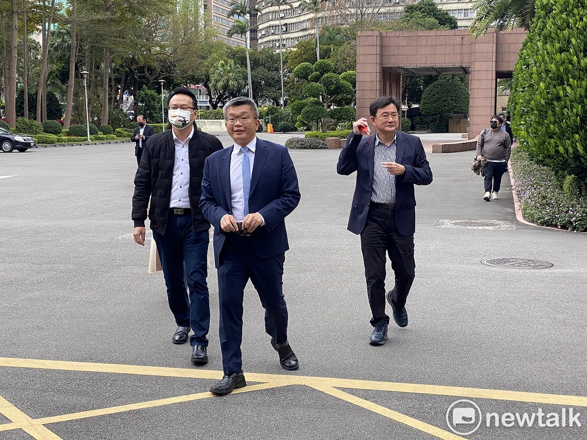 立法院副院長蔡其昌今帶著5位立委前往拜會行政院長陳建仁。 圖：周煊惠 / 攝