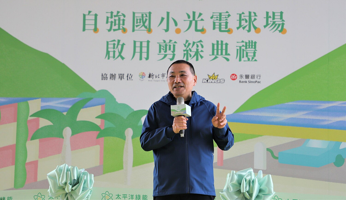 侯友宜到自強國小關心太陽能光電球場啟用。 圖：新北市教育局提供