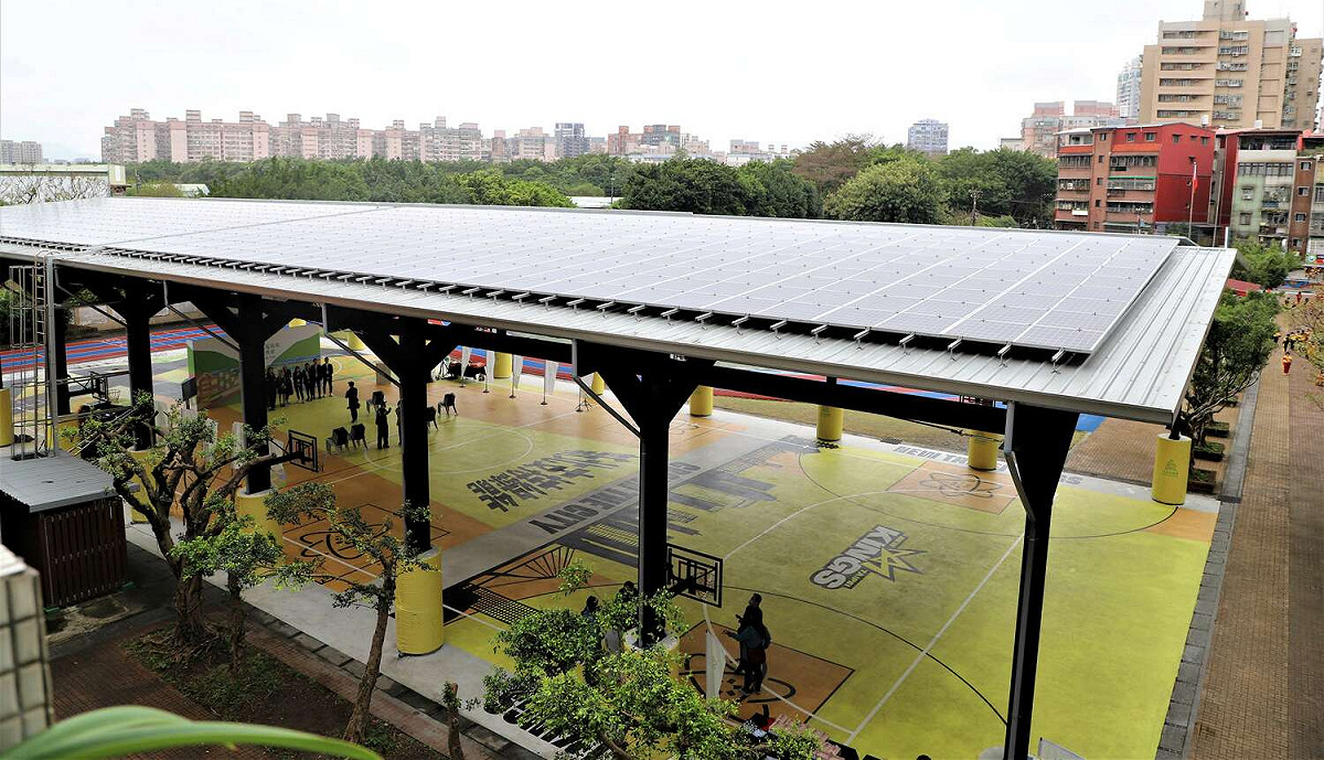 自強國小太陽能光電球場實景。 圖：新北市教育局提供