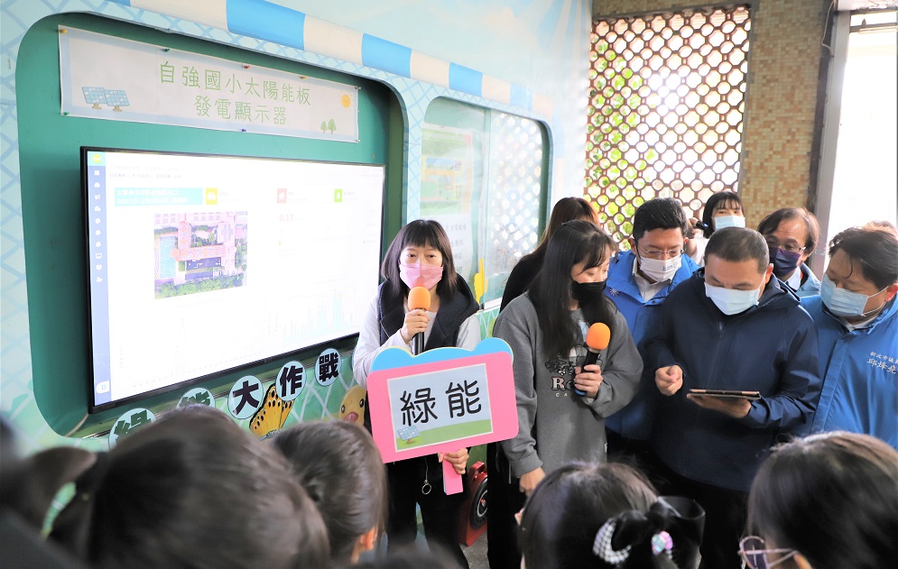 自強國小師生綠能教學演示，侯友宜專注參與。 圖：新北市教育局提供