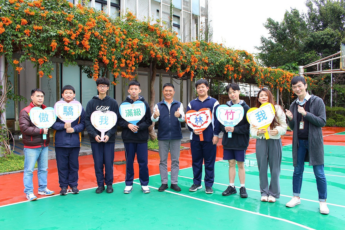 112學年度大學學測成績出爐，私立竹林中學同學李子玄是新北市唯一獲得滿分60級分的學生，該校各科23人次滿級分，各科前標比例平均超越全國。 圖：竹林中學提供
