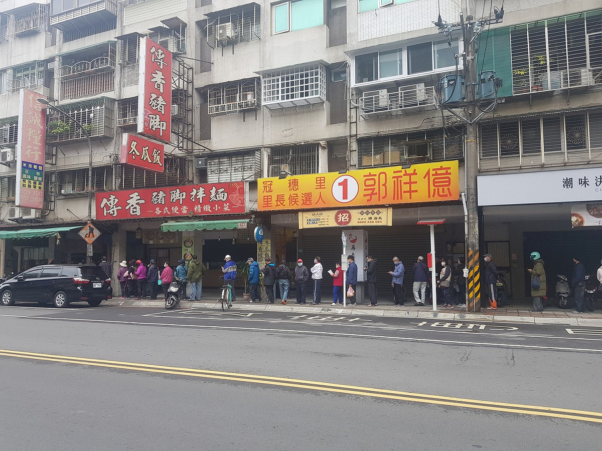 網紅朱學恒即於臉書上貼出長輩冒冷風排隊買蛋的情景，讓呱吉忍不住跳出來說，買台灣人的生活沒有悲慘到需要用這麼地獄的陳述。「到底是什麼樣的低能在寫作文比賽？」 圖：翻攝自朱學恒的阿宅萬事通事務所
