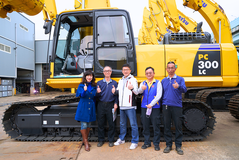 新北市府團隊與鉅工實業合影（左起：經發局副局長盛筱蓉、鉅工實業廖茂吉顧問、新北市副秘書長張其強、鉅工實業經理何子銘、廠長陳鎮宇）。 圖：新北市經發局提供