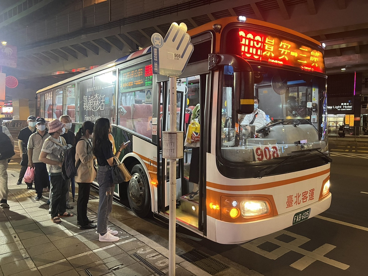 基北北桃四市交通局已積極籌備1200通勤月票補助方案，以減輕通勤族群交通負擔。 圖：新北市交通局提供