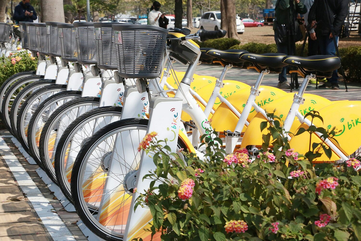 公共自行車YouBike 2.0系統今日在台南市政府旁西拉雅廣場舉行啟用儀式，共計77站、800輛自行車投入服務，於中午12時正式啟用。 圖：台南市政府提供
