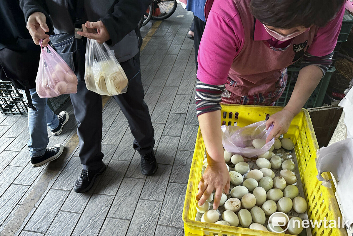 北市萬華區雙和市場內的一家雜貨店，剛進兩箱白蛋一下子就秒殺了！許多買不到便宜白蛋的民眾，就轉買鴨蛋。雜貨店的李老闆說，不管是白蛋、紅殼蛋、有機蛋或是鴨蛋、鹹鴨蛋、皮蛋，現在只是蛋，通通都好賣。 圖：張良一/攝