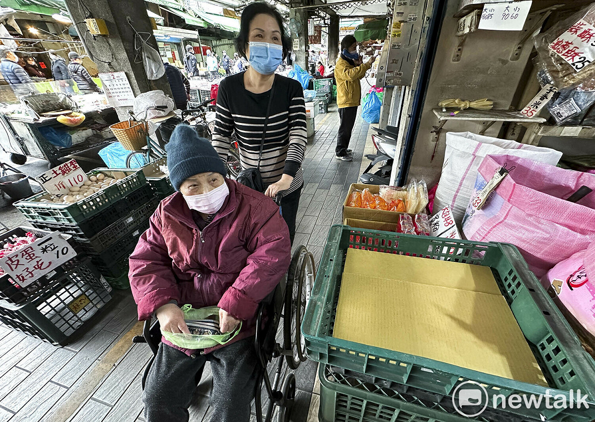 『沒有蛋？』兩位民眾看著空蛋箱，失望的問著老闆。記者在該雜貨店停留半個鐘頭，就遇到10多位民眾專程來買雞蛋，而他們的第一句話都是問老闆：『沒有蛋？』雜貨店老闆表示大家都來買一斤55元的白蛋，他還有一斤110元的土雞蛋，但是大部分的民眾聽到沒有白蛋，就失望的轉頭離開。 圖：張良一/攝