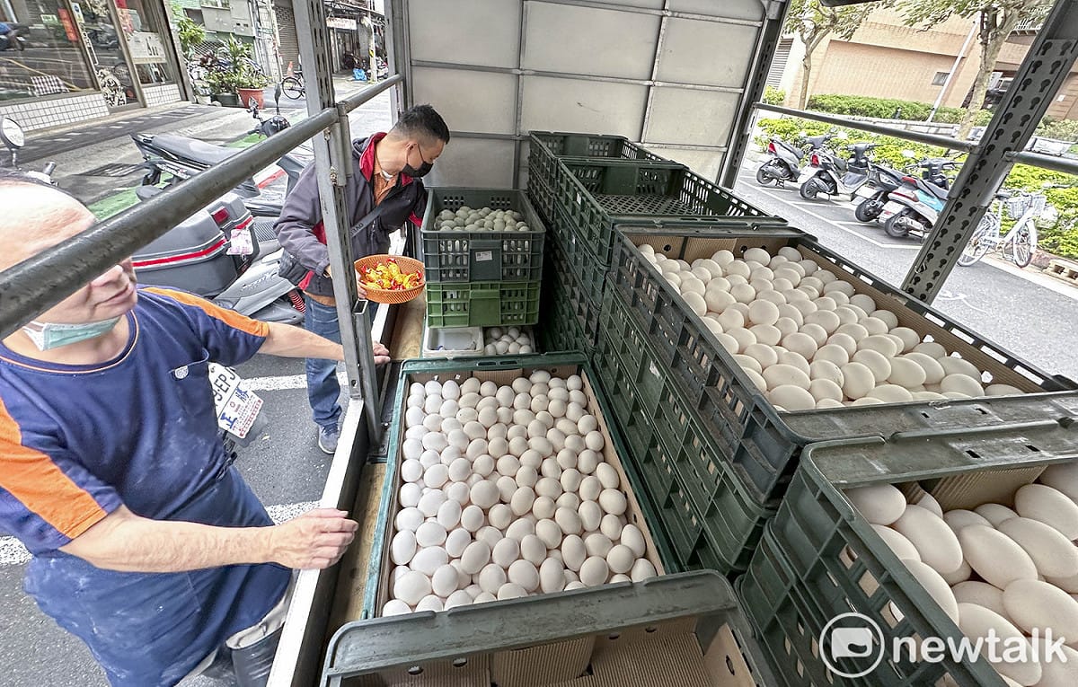 中華民國養雞協會蛋雞組長黃榮珍提到，目前雞蛋每日生產量已從 12 萬 500 箱，降至 11 萬多箱，且飼料成本高，調漲蛋價為必然。 圖：張良一／攝（資料照）