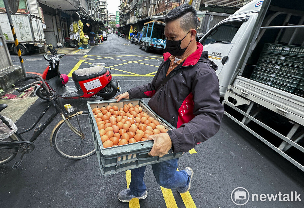今年開學，雞蛋市場意外冷清，反常地需求下滑。因此，台北市蛋商公會決定降價應對。（雞蛋供貨示意圖) 圖：張良一／攝