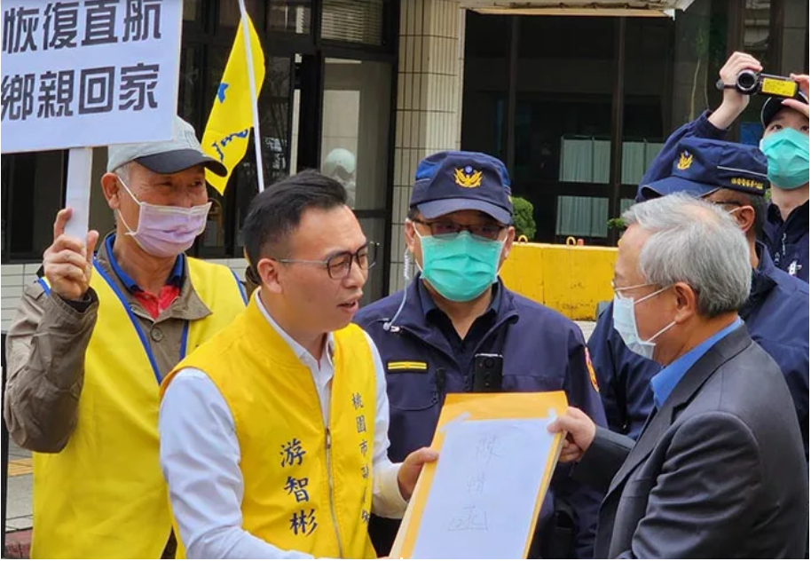 新黨副發言人游智彬今（23）天與多名黨員到陸委會所在大樓前抗議並遞交陳情書。 圖：新黨提供