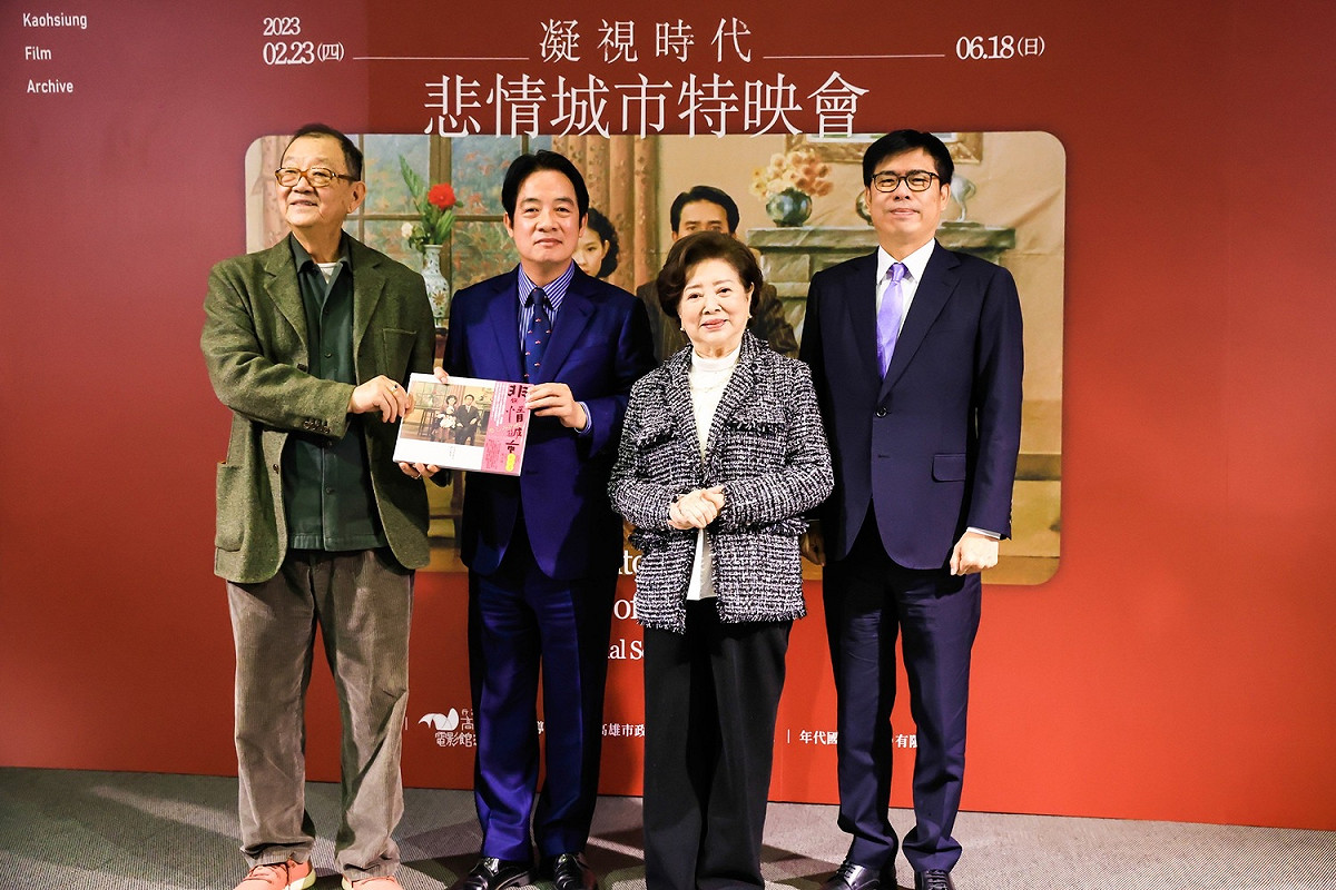 陳其邁(右一)陪賴清德(左二)看《悲情城市》。 圖：高雄市政府/提供
