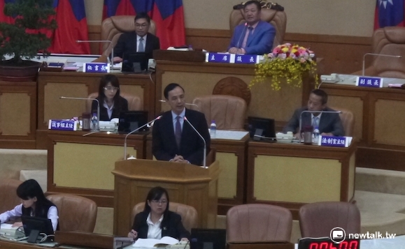 新北市長朱立倫接受質詢。 圖：鍾孟軒/攝