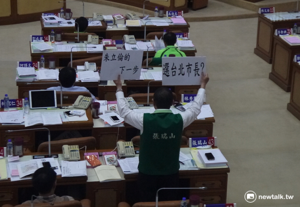 新北市議員張瑞山質詢朱立倫是否選台北市長。 圖：鍾孟軒/攝