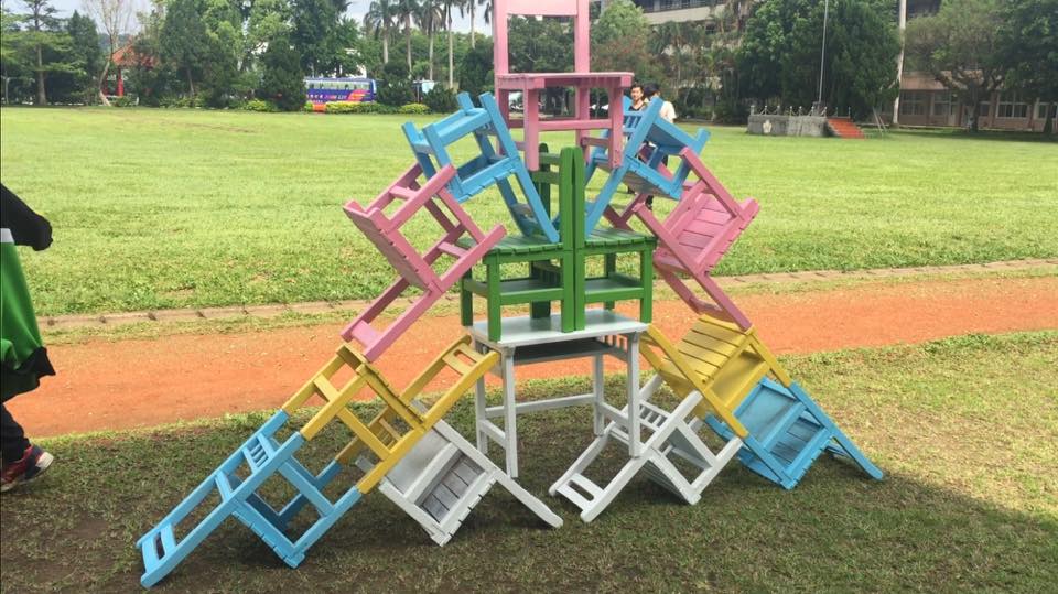 本次還有至善高中學生們，以椅子創作的裝置藝術。 圖：翻攝自至善高中臉書